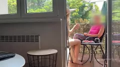 Reproducir Atrapando a mi esposo sacudiéndose frente a mi madrastra - Voyeur público