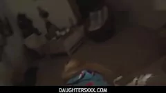 Jouer Stepdad non può resistere alla figliastra della figliastra Casey Ballerini a POV Porno