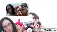 Reproduzir Morena lésbica pornstar Charley Chase em intensa cena de sexo oral com vibrador