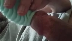 Reproduzir Gata com tesão não consegue resistir ao novo brinquedo: intensa masturbação gozada