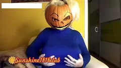 Jouer Horny Halloween Special: Pumpkin Garbing Fun avec Angela à gros tit!