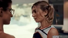 Reproduzir Cheerleader treina marido em sexo intenso