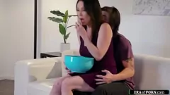 Afspelen Rayveness leert de jonge Tyler Cruise The Art of Tits-Fucking in Taboo Family Roleplay