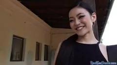 Jouer Une asiatique se fait baiser publiquement pour de l'argent en POV