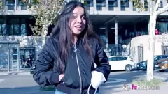 Abspielen Die 19-jährige europäische Brünette Aimi Grey bekommt öffentlichen Sex im Cowgirl- und Doggystyle